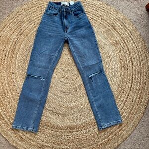 Abercrombie Ulrta High Rise 90s Straight Curve Love Jeans
Size:00 or 24